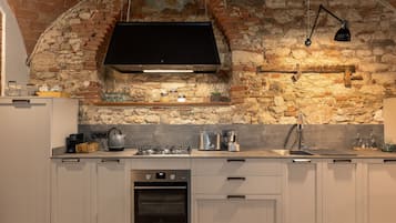 Fridge, oven, stovetop, dishwasher