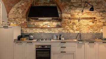 Kjøleskap, ovn, kokeplater og oppvaskmaskin