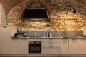 Frigorífico, horno, placa de cocina y lavavajillas