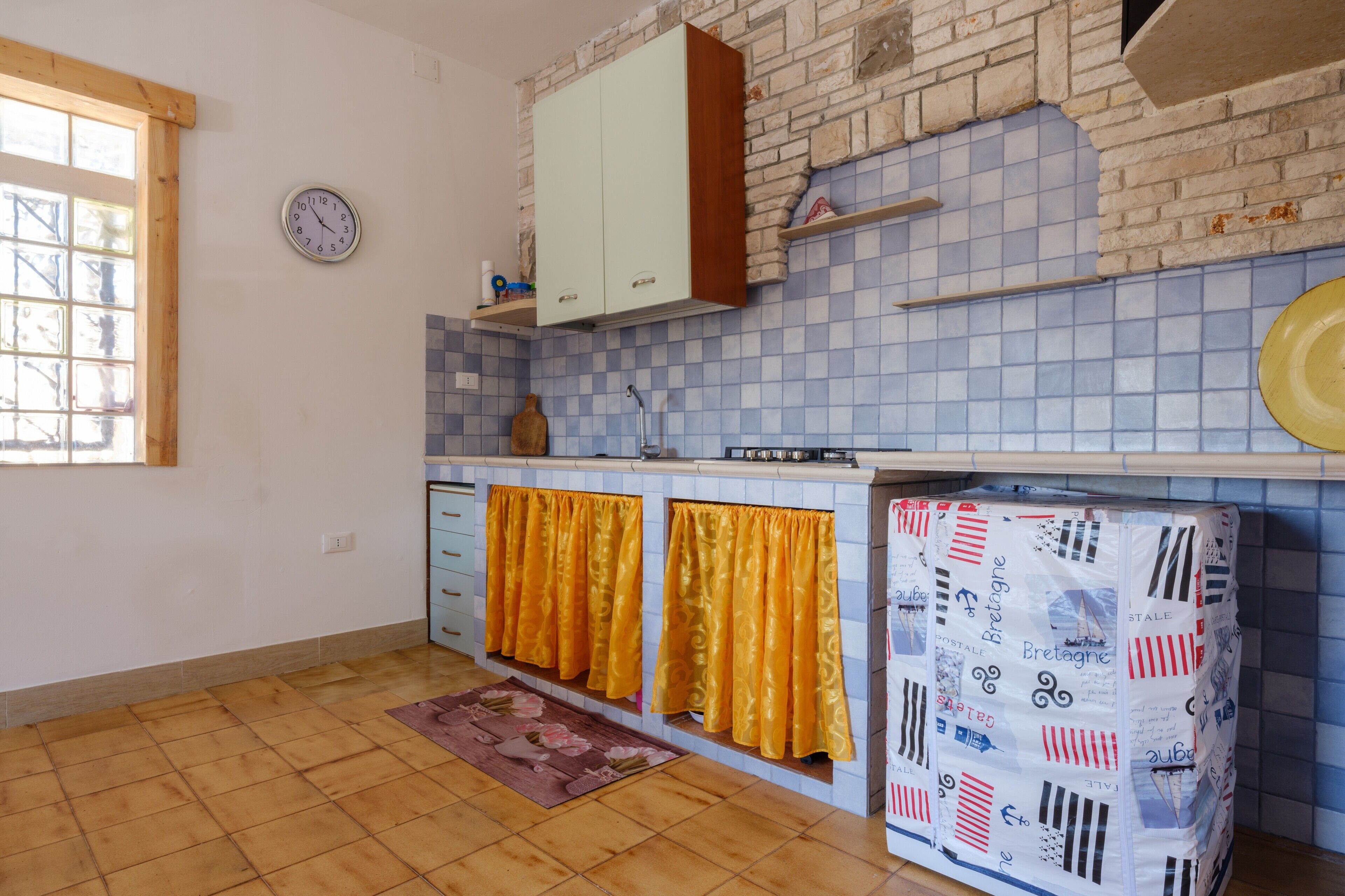 Fridge, stovetop, coffee/tea maker, cookware/dishes/utensils