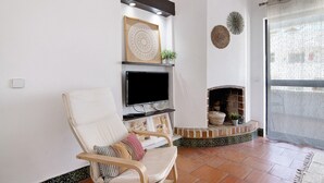 Un salon équipé d’un téléviseur, d’une cheminée et d’un espace détente.