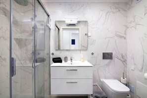 Shower, hair dryer, towels - Apartment 'Salty Tides' with Balcony, Wi-Fi and Air Conditioning (Altura)