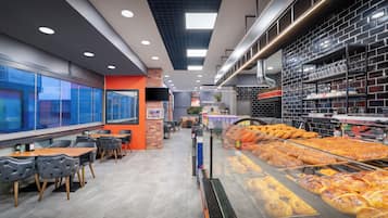 Desayuno con opciones de la cocina local diario (EUR 15 por persona)