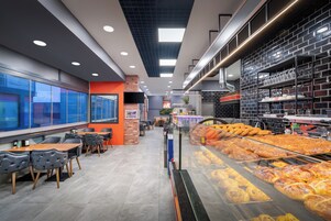 Desayuno con opciones de la cocina local diario (EUR 15 por persona)