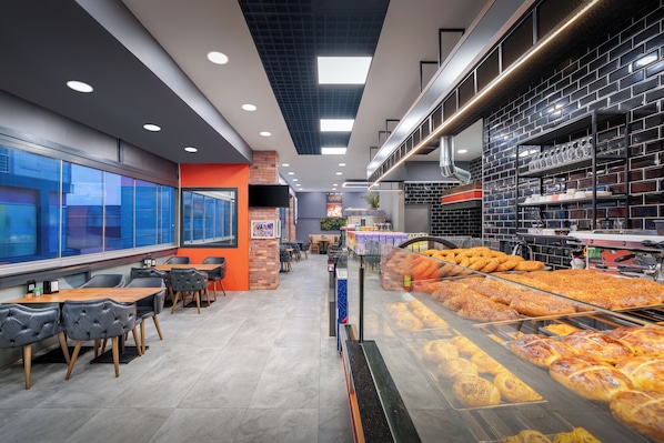 Petit déjeuner composé de spécialités régionales (15 EUR par personne)