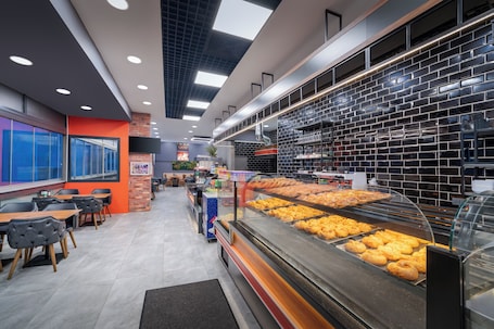 Desayuno con opciones de la cocina local diario (EUR 15 por persona)