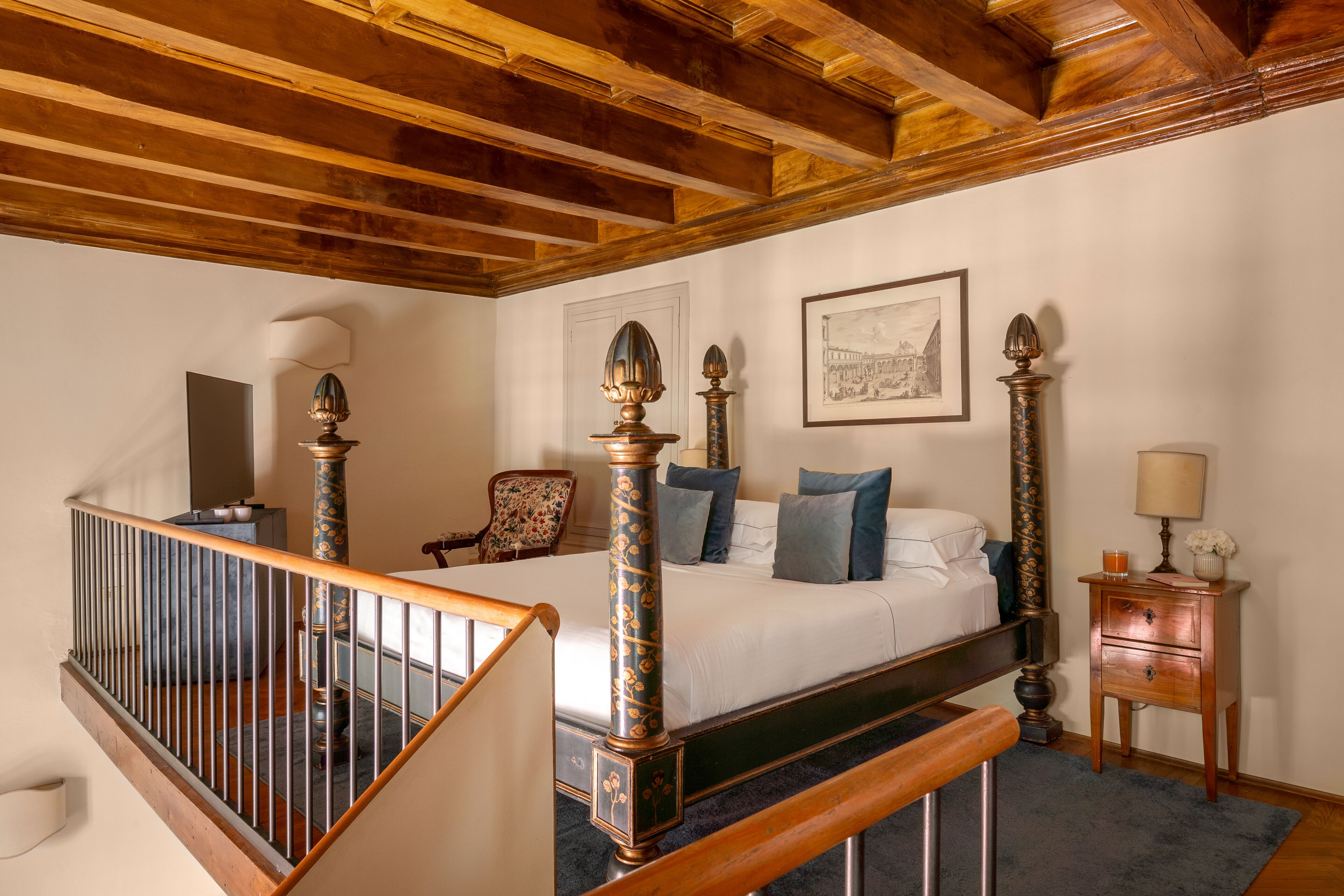 Suite | Luxe beddengoed, een minibar, een kluis op de kamer