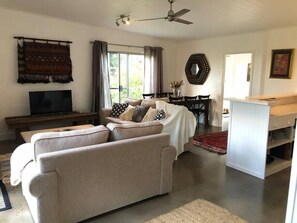 Télévision, lecteur de DVD, chaîne hi-fi