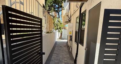 CHARMING 1BR HAVEN: NEWLY REMODELED APARTMENT WITH PATIO AND OUTDOOR SEATING p62