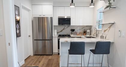 CHARMING 1BR HAVEN: NEWLY REMODELED APARTMENT WITH PATIO AND OUTDOOR SEATING p62
