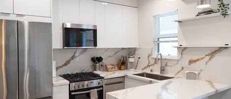 Refrigerador, microondas, horno, placa de cocina