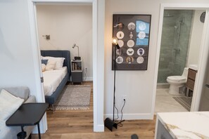 1 室のベッドルーム、デスク、アイロン / アイロン台、WiFi (無料)