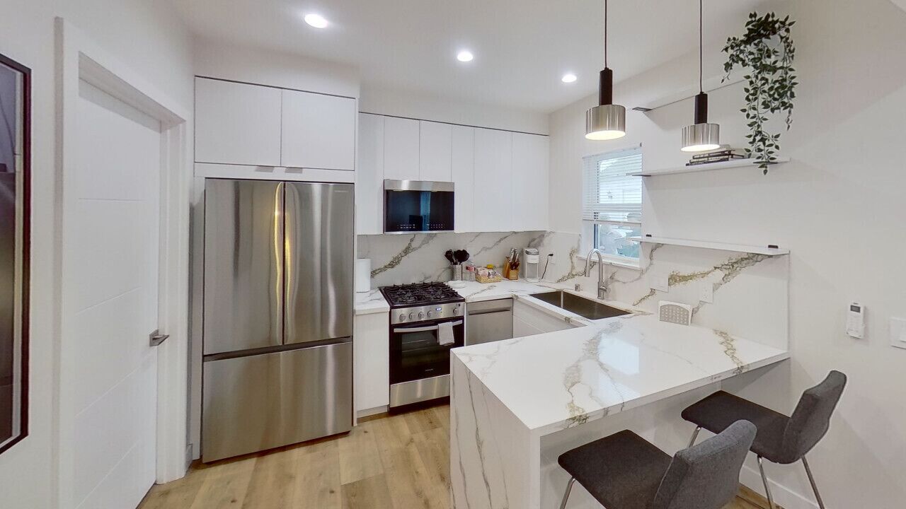 Kjøleskap, mikrobølgeovn, ovn og kokeplater