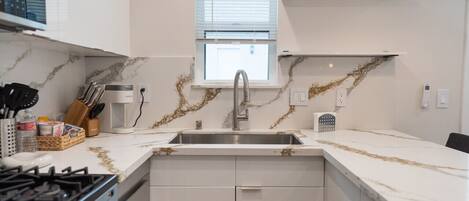 Refrigerador, microondas, horno, placa de cocina