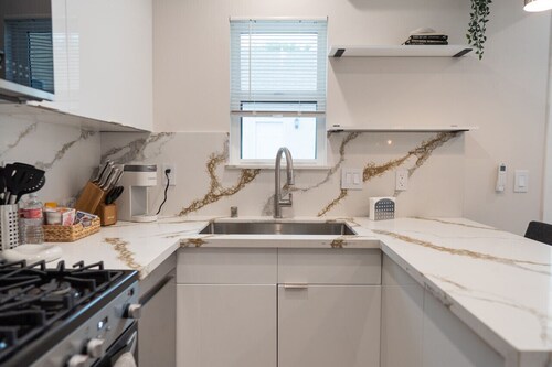 CHARMING 1BR HAVEN: NEWLY REMODELED APARTMENT WITH PATIO AND OUTDOOR SEATING p62