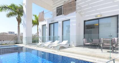 Top Design Luxury Villa in Eilat with Heated Pool, Hot Tub and Saunas