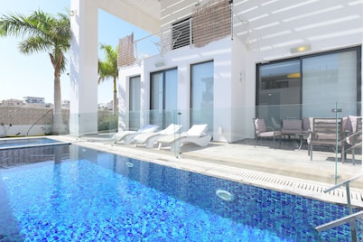 Top Design Luxury Villa in Eilat with Heated Pool, Hot Tub and Saunas