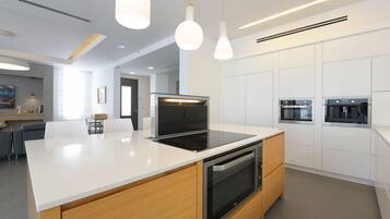 Réfrigérateur, micro-ondes, plaque de cuisson, lave-vaisselle