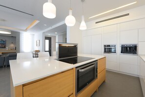 Réfrigérateur, micro-ondes, plaque de cuisson, lave-vaisselle