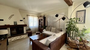 Télévision, cheminée, table de tennis de table, imprimantes