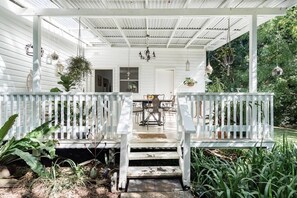 Outdoor dining - The Cottage at Windaboo- Byron Hinterland Retreat (Rosebank)