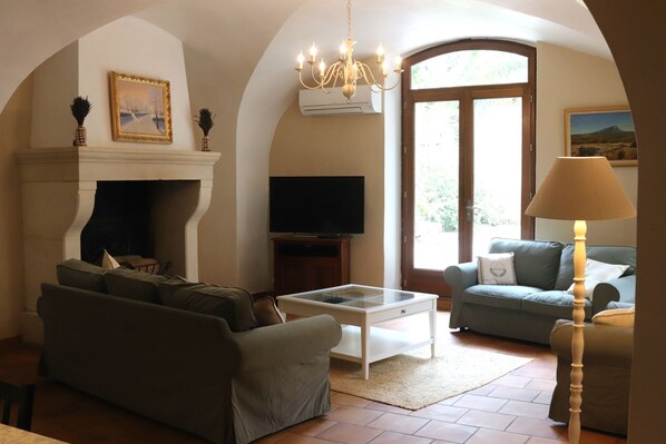 TV - Mas Provençal Datant de 1738 Avec Piscine (Saint-Paul-Trois-Châteaux)