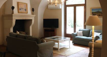 Mas provençal datant de 1738 avec piscine