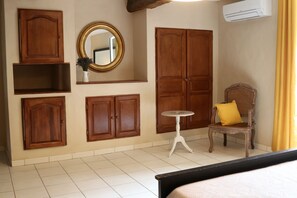 4 bedrooms, free WiFi, bed sheets - Mas Provençal Datant de 1738 Avec Piscine (Saint-Paul-Trois-Châteaux)