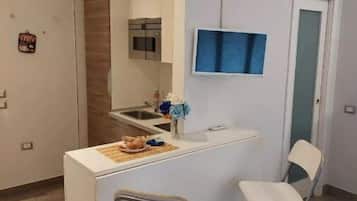 Microonde, forno, piano cottura, pentole/stoviglie/utensili