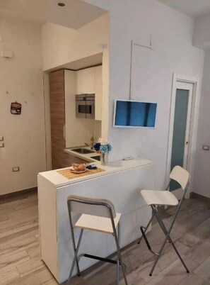 Microwave, oven, stovetop, cookware/dishes/utensils - Tyrrhenian House (Cava de' Tirreni)