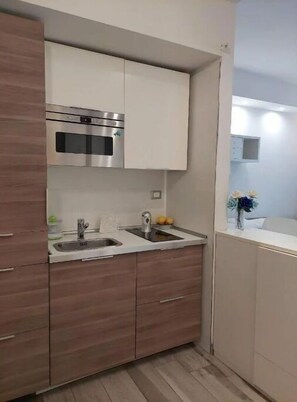 Microwave, oven, stovetop, cookware/dishes/utensils - Tyrrhenian House (Cava de' Tirreni)