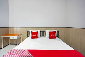 Deluxe Double Room | Laptop workspace, bed sheets