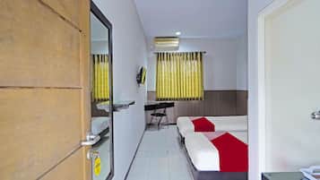 Deluxe Twin Room | Laptop workspace, bed sheets