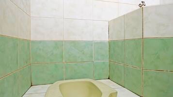 Economy Double Room | Bathroom | Shower, towels