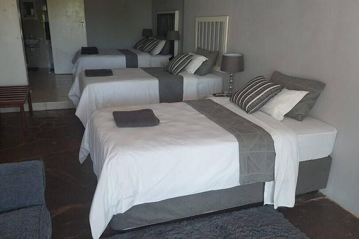 Chambre Triple Luxe | Literie hypoallergénique, couette en duvet d'oie, minibar