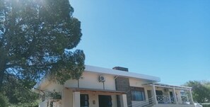 Vista frontal de la propiedad