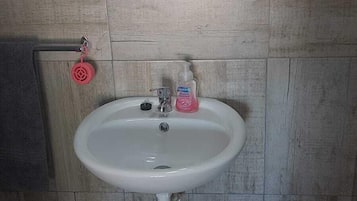 دُش غزير، مستلزمات فاخرة للعناية الشخصية، مجففات شعر