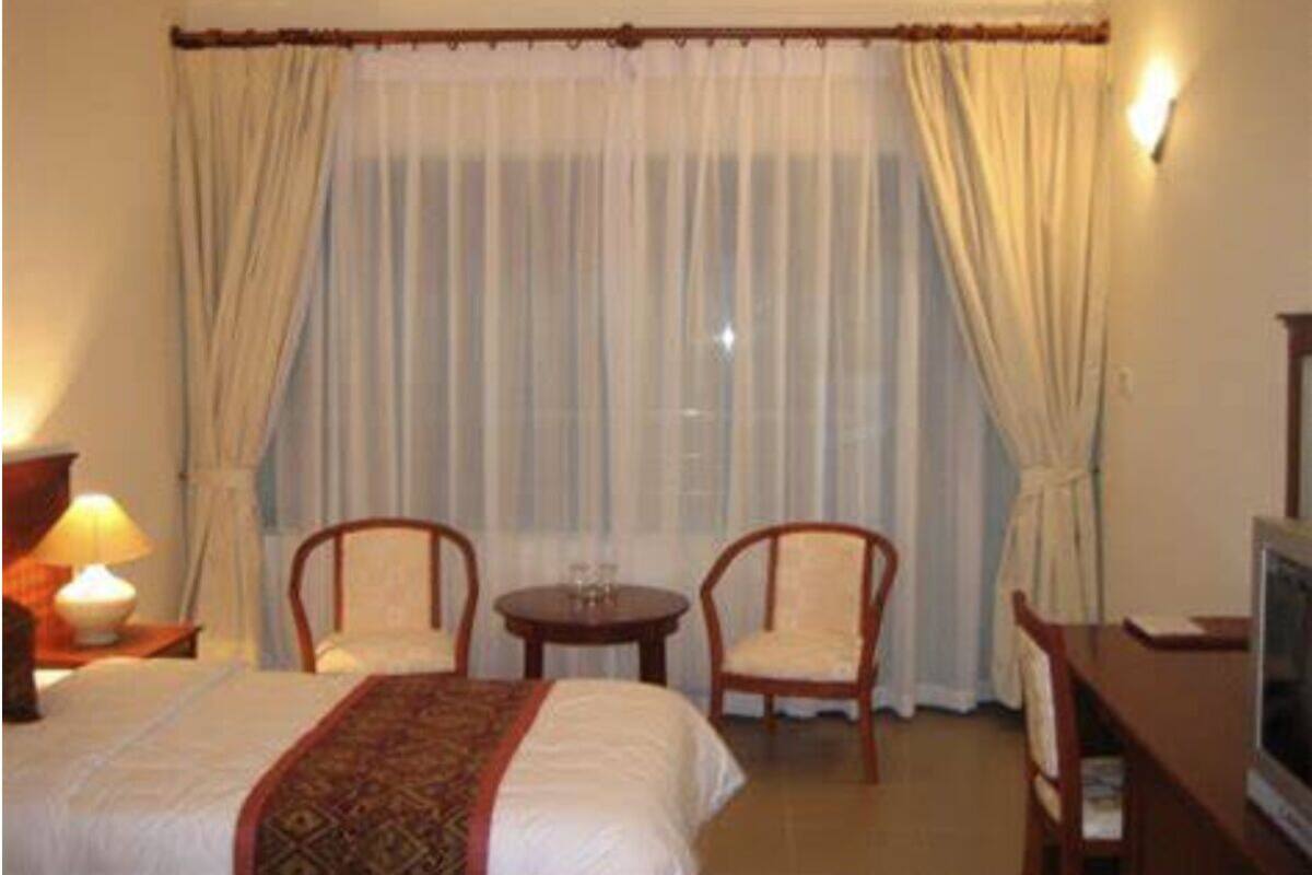 Quarto solteiro básico | Cofres nos quartos, cortinas blackout, quartos à prova de som
