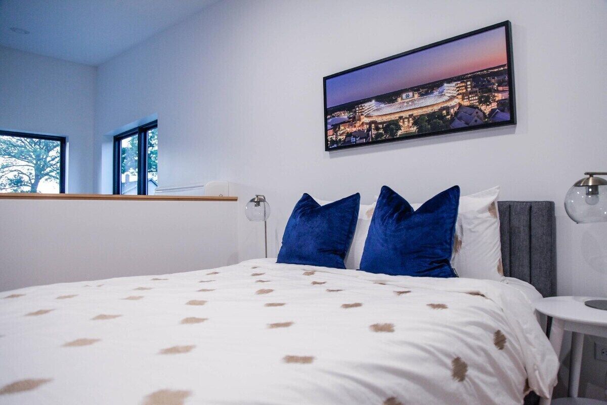 Tiny House Living | 1.8 Mi to Notre Dame |