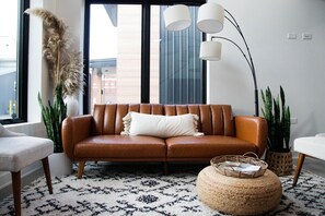 TV - Tiny House Living | 1.8 Mi to Notre Dame | Coffee (South Bend)