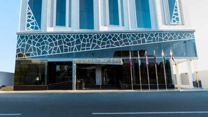 Un hotel moderno con fachada geométrica y ventanas amplias.