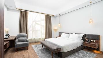 Minibar, caja de seguridad en la habitación y escritorio