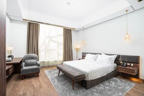 Dobbeltrom – superior, 1 dobbeltseng, privat bad, byutsikt | Minibar, safe på rommet, skrivebord og lydisolert