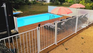 Una piscina al aire libre, una piscina climatizada