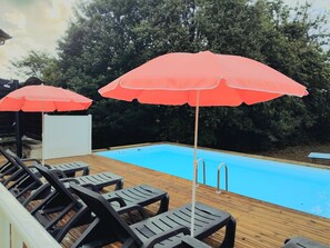 Een buitenzwembad en een verwarmd zwembad