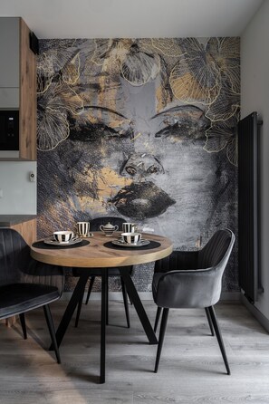 Design Studio Suite, 1 Queen Bed | In-room dining