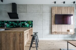 Leilighet – classic | Oppholdsområde | En 37-tommers smart-TV med Parabol-TV