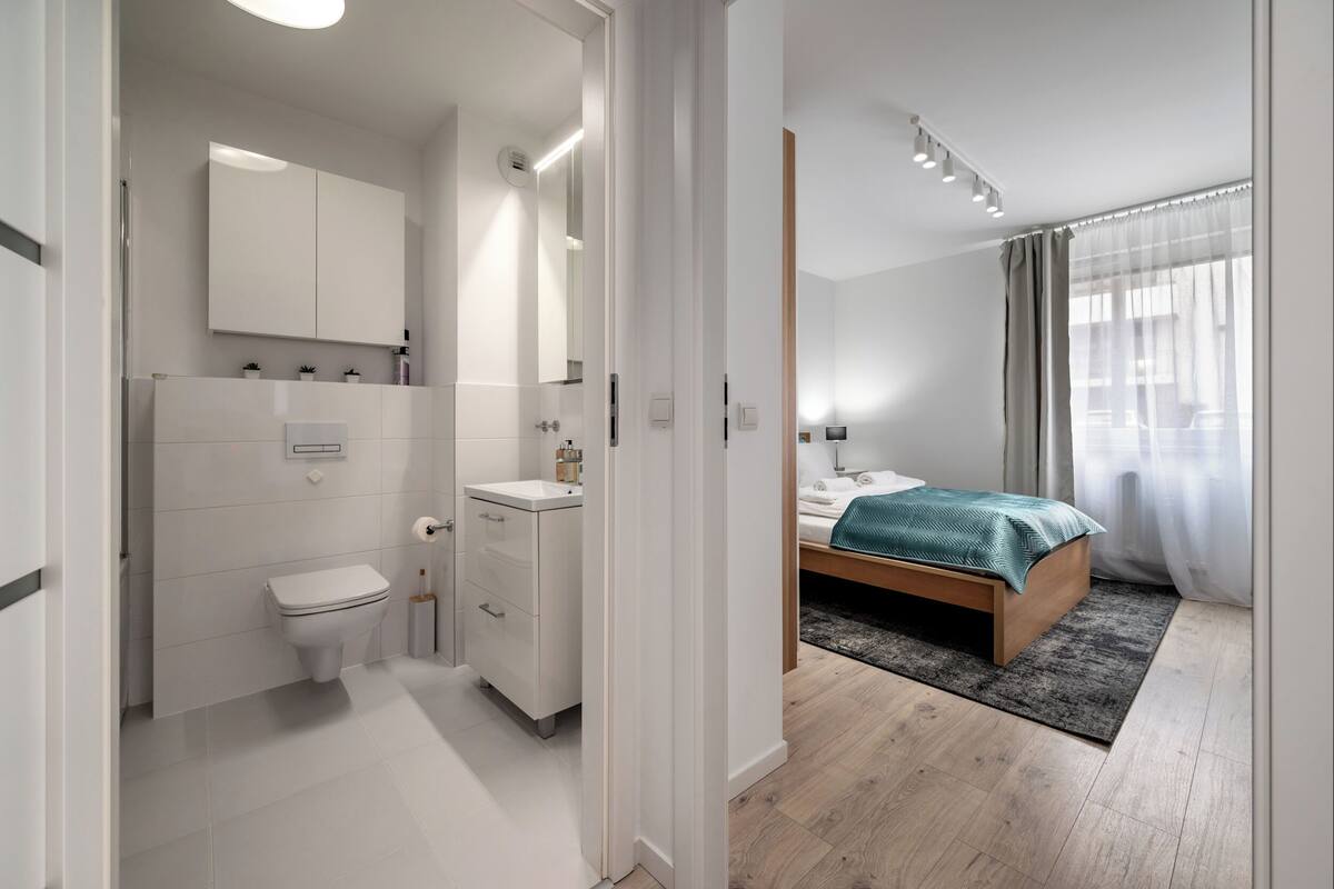 City Apartment | Hypo-allergenic bedding, iron/ironing board, free WiFi, bed sheets