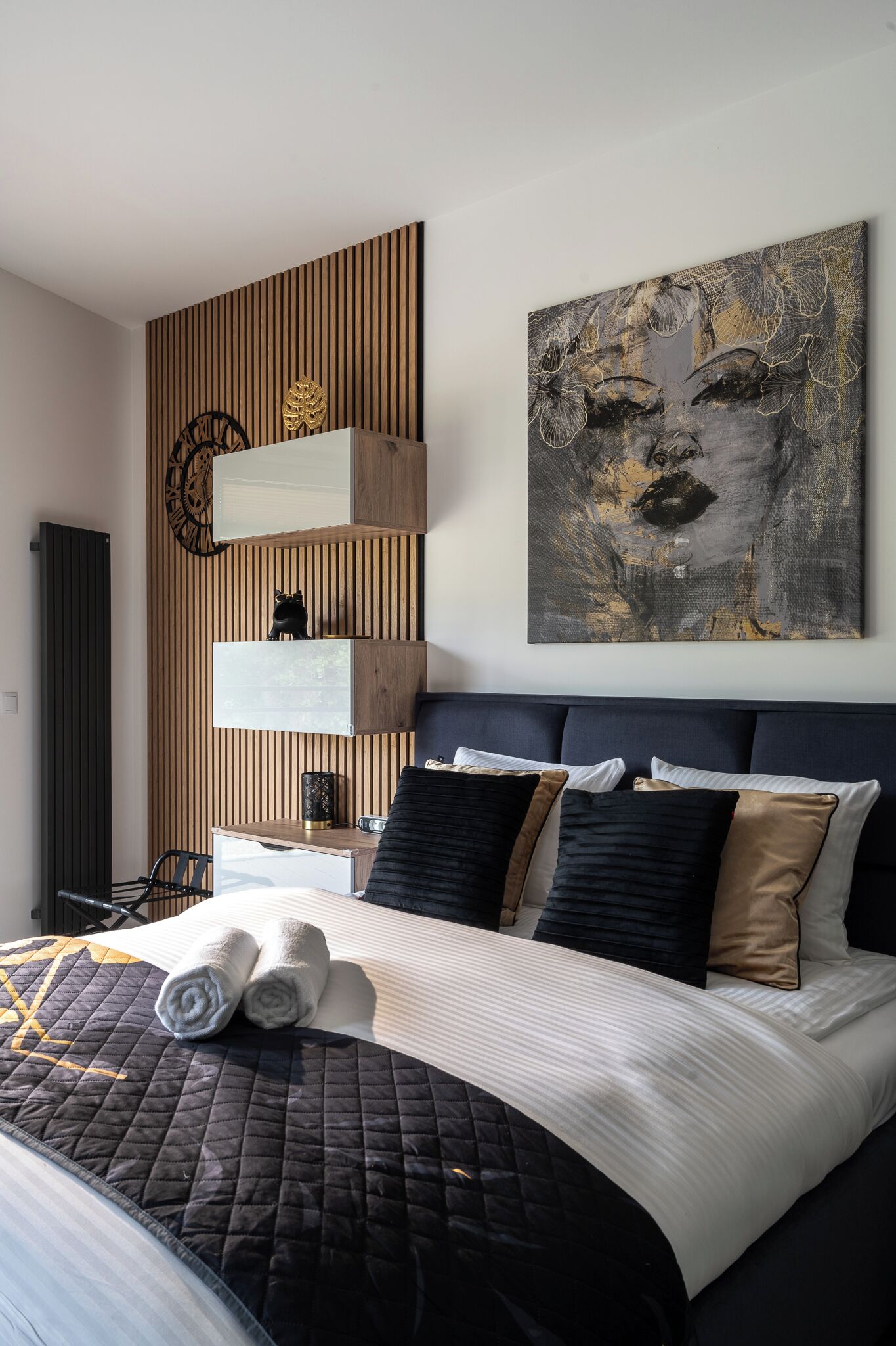 Suite estudio de diseñador, 1 cama Queen size | Ropa de cama hipoalergénica y tabla de planchar con plancha 