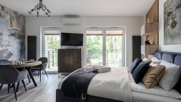 Design Studio Suite, 1 Queen Bed | Hypo-allergenic bedding, iron/ironing board, free WiFi, bed sheets